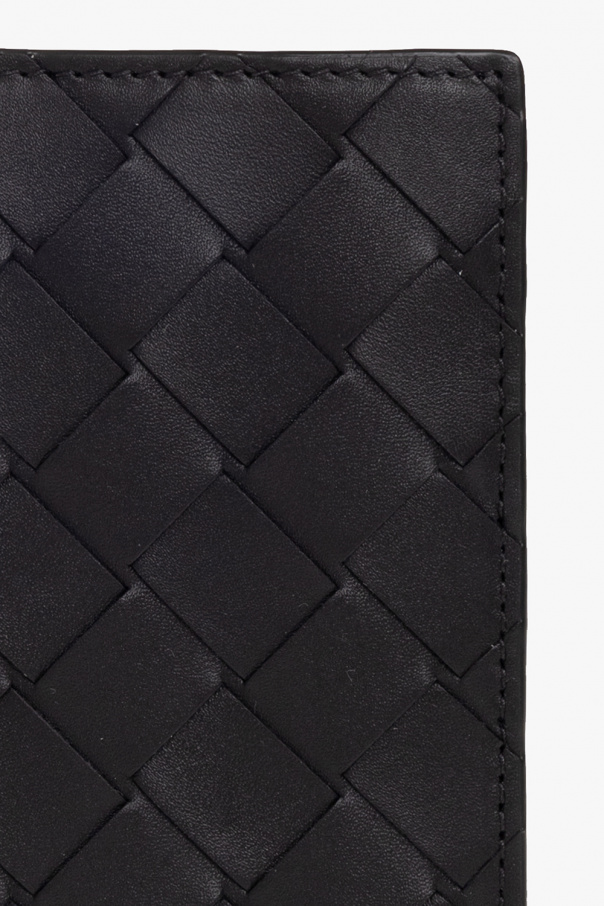 ショルダーバッグ・ポシェット Bottega Veneta CASSETTE PASSPORT HOLDER Bottega Veneta Cassette Crossbody Bag in Deep Blue – Stanley